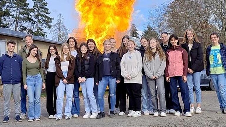 Beeindruckende Pyro-Effekte: Das P-Seminar „Lebensretter“ des Friedrich-List-Gymnasiums war zu Besuch bei der Bundeswehr in Hammelburg.