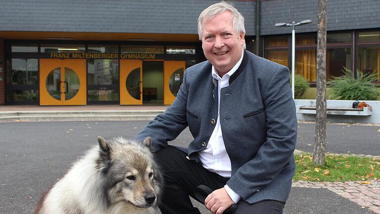 Peter Richter ist neuer Stellvertreter am Franz-Miltenberger-Gymnasium in Bad Brückenau. Seine Hündin Quecy lässt er nicht gerne alleine.       -  Peter Richter ist neuer Stellvertreter am Franz-Miltenberger-Gymnasium in Bad Brückenau. Seine Hündin Quecy lässt er nicht gerne alleine.