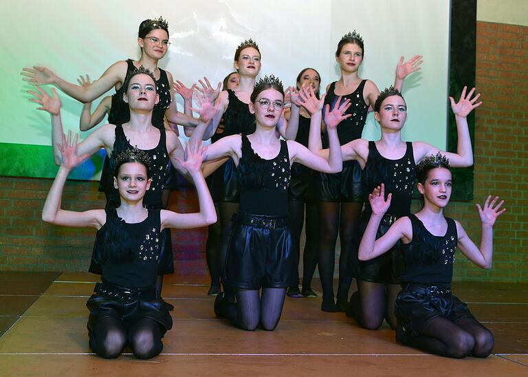 Die 'Mittlere Showtanzgruppe' begeisterte mit Ihrem Showtanz 'Black Swan' . Die 'Mittlere Showtanzgruppe' begeisterte mit Ihrem Showtanz 'Black Swan' .