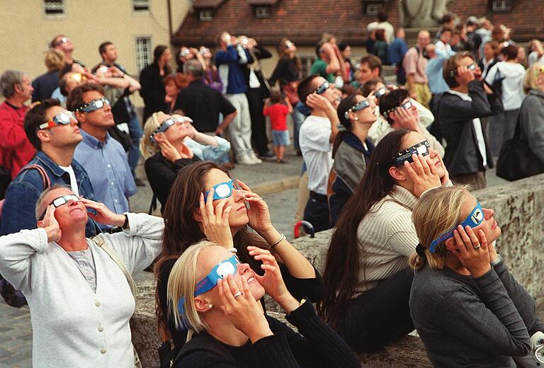 Millionenfacher Blick nach oben bei der totalen Sonnenfinsternis am 11. August 1999. Das Spektakel verfolgten auch etliche Würzburger wie hier auf der Alten Mainbrücke.&nbsp;