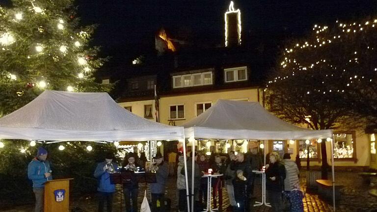 Als vierter und letzter Turm strahlt nun auch der Gemündener Eulenturm im größten Adventskranz Deutschlands.