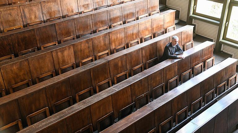 Die Bänke, auf denen die Zuhörer damals saßen: Der Röntgen-Hörsaal heute.&nbsp;