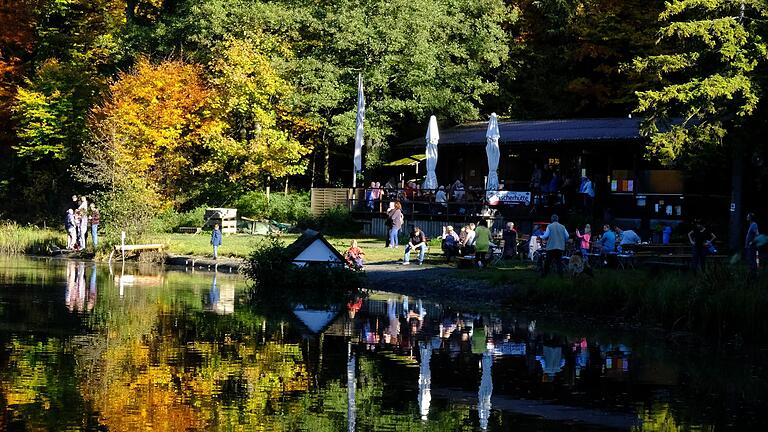 An der Fischerhütte am Rothsee bei Bischofsheim ist man entfernt von den Menschenmassen, die an manchen Stellen in der Rhön unterwegs sind. An der Fischerhütte am Rothsee bei Bischofsheim ist man entfernt von den Menschenmassen, die an manchen Stellen in der Rhön unterwegs sind.