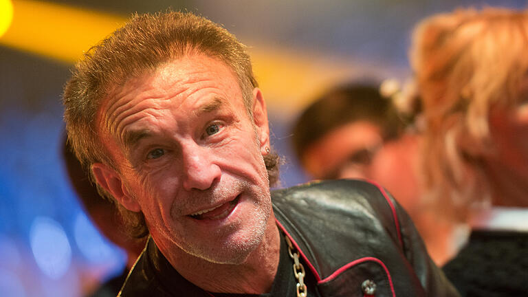 422402902.jpg - Boxen: Profis: WBA-WM Halbschwergewicht: Der ehemalige Rene Weller ist zu Gast bei der WBA-WM im Halbschwergewicht. Der deutsche Boxsport trauert um den Ex-Boxer, der nach langer schwerer Krankheit gestorben ist. 422402902.jpg - Boxen: Profis: WBA-WM Halbschwergewicht: Der ehemalige Rene Weller ist zu Gast bei der WBA-WM im Halbschwergewicht. Der deutsche Boxsport trauert um den Ex-Boxer, der nach langer schwerer Krankheit gestorben ist.