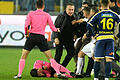 MKE Ankaragücü - Caykur Rizespor - Attacke auf Schiedsrichter.jpeg       -  Die Szene, wegen der der türkische Fußball still steht: Schiedsrichter Halil Umut Meler (unten)  hält sich das Gesicht, während er auf dem Boden liegt, nachdem ihn der Präsident von MKE Ankaragücü, Faruk Koca (M), am Ende des Fußballspiels geschlagen hat.