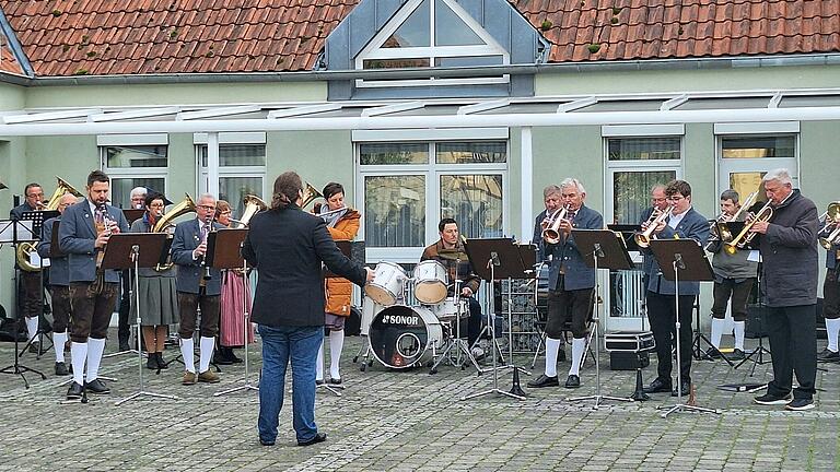 Zur schönen Tradition gehört in Greßthal das Standkonzert des hiesigen Musikvereins. Auch in diesem Jahr zeigten die rund 20 Musikantinnen und Musikanten ihr Können und spielten einen bunten Mix aus Walzer, Polka, Marsch sowie einem abwechslungsreichen Volkslieder-Medley. Zur schönen Tradition gehört in Greßthal das Standkonzert des hiesigen Musikvereins. Auch in diesem Jahr zeigten die rund 20 Musikantinnen und Musikanten ihr Können und spielten einen bunten Mix aus Walzer, Polka, Marsch sowie einem abwechslungsreichen Volkslieder-Medley.