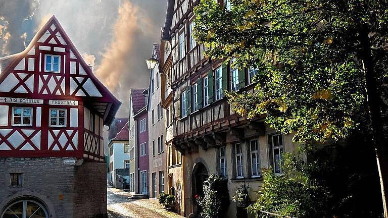 Lichtblick: Ein Sonnenstrahl fällt durch eine enge Gasse in Marktbreit. Lichtblick: Ein Sonnenstrahl fällt durch eine enge Gasse in Marktbreit.