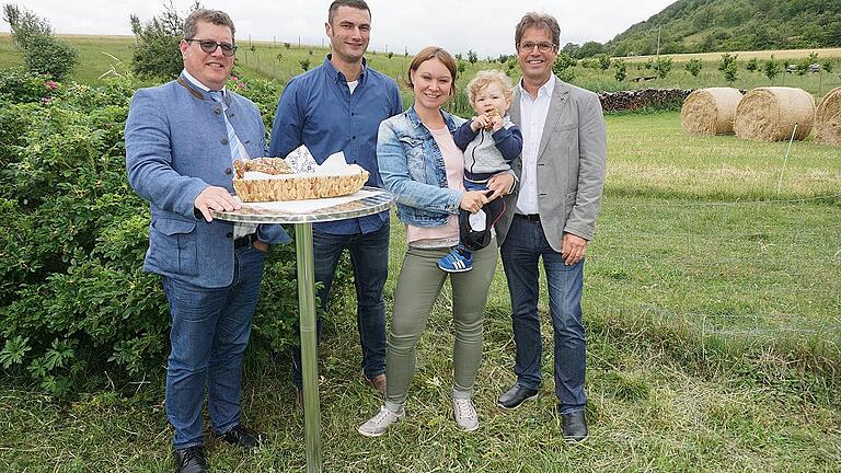 Michael Tulit (zweiter von links) wurde als &bdquo;Naturschutzpartner Landwirt 2018&ldquo; ausgezeichnet. Die Auszeichnung überbrachten der Präsident des Unterfränkischen Bauernverbandes, Stefan Köhler (links), und Kreisobmann Matthias Klöffel (rechts). Mit im Bild Monika Tulit und Sohn Maximilian.