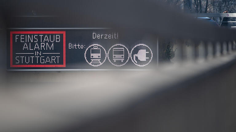 Stuttgart, Mitte Februar: Ein Anzeige weist in der Innenstadt auf Feinstaubalarm hin.