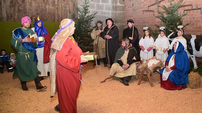 Auch ein Krippenspiel wird es dieses Jahr beim Abtswinder Weihnachtsmarkt wieder in der Scheune der Familie Lenz geben. Auch ein Krippenspiel wird es dieses Jahr beim Abtswinder Weihnachtsmarkt wieder in der Scheune der Familie Lenz geben.