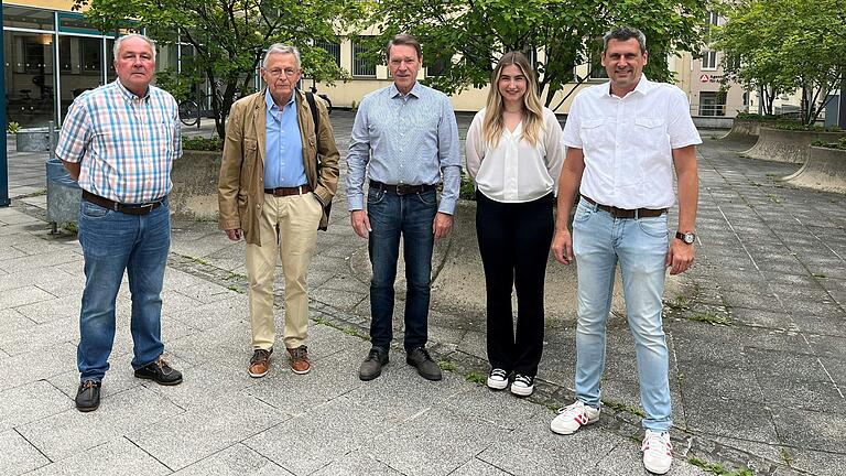 Michael Frank (Dritter von links) wurde als neuer Aktivsenior vorgestellt. Darüber freuen sich (von links) die Aktivsenioren Joachim Glück und Dieter Scheffler sowie Louisa Rosin (Koordinatorin Aktivsenioren am Landratsamt) und Jörg Geier (Leiter Kreisentwicklung).