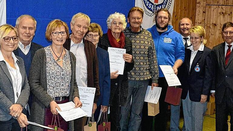 Für 40-jährige und 25-jährige Mitgliedschaft wurden geehrt (von links): Katharina Amthor (40), Martin Sendelbach (40), Renate Kübert (40), Armin Schmitt (40), Eva-Maria Lobenhofer (40), Margriet Schrama (40), Jacobus Schrama (40), Andreas Barthel (25) im Bild mit Reiner Messerer, Gabriele Stumpf und Eberhard Sinner. Für 40-jährige und 25-jährige Mitgliedschaft wurden geehrt (von links): Katharina Amthor (40), Martin Sendelbach (40), Renate Kübert (40), Armin Schmitt (40), Eva-Maria Lobenhofer (40), Margriet Schrama (40), Jacobus Schrama (40), Andreas Barthel (25) im Bild mit Reiner Messerer, Gabriele Stumpf und Eberhard Sinner.