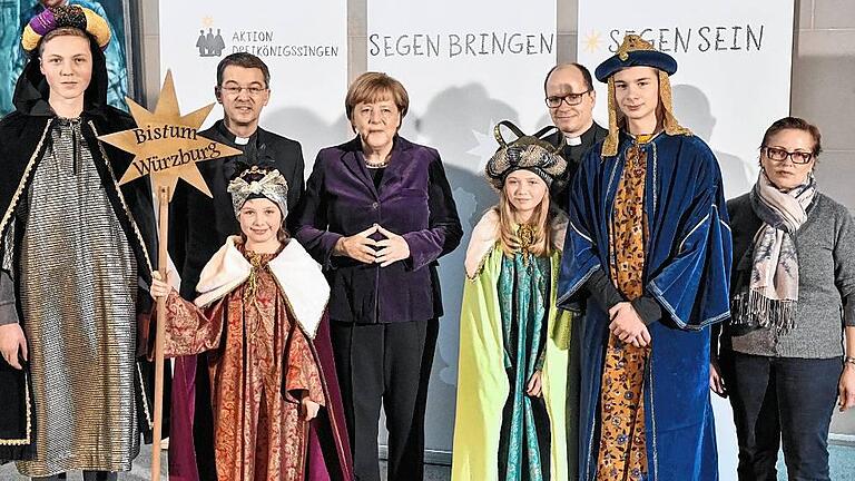 Die Sternsinger Justin Falius, Bastian Graf, Anna Schreck und Laura Hilf sowie Begleiterin Edeltraud Fiederling aus der katholischen Filialgemeinde Hasloch der Pfarreiengemeinschaft „Haseltal – Himmelreich, Kreuzwertheim“ vertreten das Bistum Würzburg beim Sternsinger-Empfang von Bundeskanzlerin Angela Merkel. Insgesamt empfängt Merkel in Berlin 108 Sternsinger aus allen 27 deutschen Bistümern. Die Kanzlerin hat eine wichtige Botschaft für die Sternsinger: „Wir sind alle der Überzeugung, und ihr drückt das auch aus, dass wir alle, die wir nicht kennen, auch respektieren auf der Welt – jeden Menschen, der Gottes Geschöpf ist.“ Die Sternsinger Justin Falius, Bastian Graf, Anna Schreck und Laura Hilf sowie Begleiterin Edeltraud Fiederling aus der katholischen Filialgemeinde Hasloch der Pfarreiengemeinschaft „Haseltal – Himmelreich, Kreuzwertheim“ vertreten das Bistum Würzburg beim Sternsinger-Empfang von Bundeskanzlerin Angela Merkel. Insgesamt empfängt Merkel in Berlin 108 Sternsinger aus allen 27 deutschen Bistümern. Die Kanzlerin hat eine wichtige Botschaft für die Sternsinger: „Wir sind alle der Überzeugung, und ihr drückt das auch aus, dass wir alle, die wir nicht kennen, auch respektieren auf der Welt – jeden Menschen, der Gottes Geschöpf ist.“