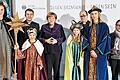 Die Sternsinger Justin Falius, Bastian Graf, Anna Schreck und Laura Hilf sowie Begleiterin Edeltraud Fiederling aus der katholischen Filialgemeinde Hasloch der Pfarreiengemeinschaft &bdquo;Haseltal &ndash; Himmelreich, Kreuzwertheim&ldquo; vertreten das Bistum Würzburg beim Sternsinger-Empfang von Bundeskanzlerin Angela Merkel. Insgesamt empfängt Merkel in Berlin 108 Sternsinger aus allen 27 deutschen Bistümern. Die Kanzlerin hat eine wichtige Botschaft für die Sternsinger: &bdquo;Wir sind alle der Überzeugung, und ihr drückt das auch aus, dass wir alle, die wir nicht kennen, auch respektieren auf der Welt &ndash; jeden Menschen, der Gottes Geschöpf ist.&ldquo;