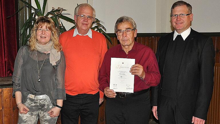 Für 50 Jahre Treue zum Kolpingwerk und zur Kolpingfamilie Unsleben ehrten Vorsitzender Matthias Hein (Zweiter von links) die zweite Vorsitzende Juliane Hesselbach-Gensler (links) sowie Pfarrer Frank Mathiowetz (rechts) Walter Koch, der ein echtes Unslebener Kolping-Urgestein ist.