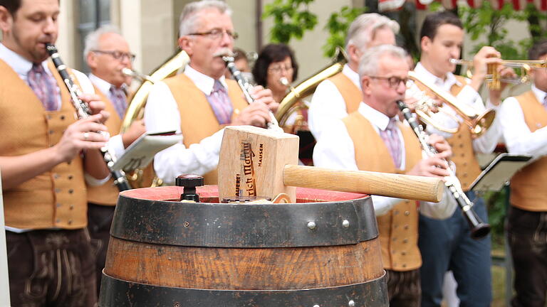 Zum Bieranstich spielte der Musikverein Greßthal auf. Zum Bieranstich spielte der Musikverein Greßthal auf. 