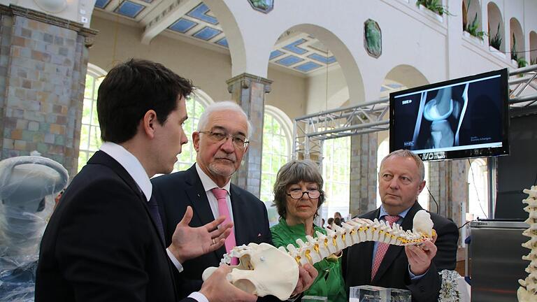 Die Gesundheitstage war das Aushängeschild des Fördervereins Gesundheitszentrum: Hier erläutert Oberarzt Marco Amann (von links) Regierungspräsident Paul Beinhofer, die damalige Vorsitzende Eva Maria Roer und Landrat Thomas Bold das Angebot des Orthopädischen Krankenhauses Werneck.  Foto: Ralf Ruppert/Archiv       -  Die Gesundheitstage war das Aushängeschild des Fördervereins Gesundheitszentrum: Hier erläutert Oberarzt Marco Amann (von links) Regierungspräsident Paul Beinhofer, die damalige Vorsitzende Eva Maria Roer und Landrat Thomas Bold das Angebot des Orthopädischen Krankenhauses Werneck.  Foto: Ralf Ruppert/Archiv