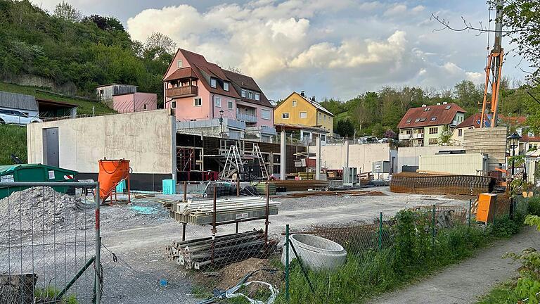 Hier entsteht der neue Kindergarten in Obernbreit, ein Millionenprojekt, das wegen seiner Kosten in den Fokus gerückt ist. Das&nbsp; Foto stammt von Mitte April.&nbsp;