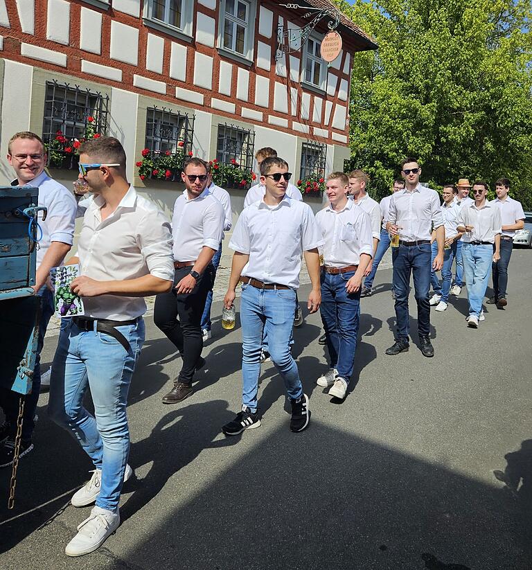 Die Ortsburschen nahmen so einiges aufs Korn. Die Ortsburschen nahmen so einiges aufs Korn.
