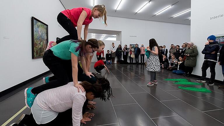 Integration durch kulturelle Bildung heißt das Projekt, das seit Anfang des Schuljahres an Schweinfurter Mittelschulen läuft. In der Kunsthalle zeigte die 6b der Auenmittelschule einen Tanz, der ein Bild lebendig werden ließ. Integration durch kulturelle Bildung heißt das Projekt, das seit Anfang des Schuljahres an Schweinfurter Mittelschulen läuft. In der Kunsthalle zeigte die 6b der Auenmittelschule einen Tanz, der ein Bild lebendig werden ließ.