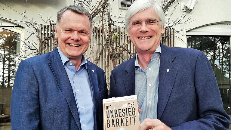 Die Autoren Andreas Krebs (61; links) und Paul Williams (58) stellten in der Deegenbergklinik ihr Sachbuch 'Die Illusion der Unbesiegbarkeit' vor - Die Autoren Andreas Krebs (61; links) und Paul Williams (58) stellten in der Deegenbergklinik ihr Sachbuch 'Die Illusion der Unbesiegbarkeit' vor Die Autoren Andreas Krebs (61; links) und Paul Williams (58) stellten in der Deegenbergklinik ihr Sachbuch 'Die Illusion der Unbesiegbarkeit' vor - Die Autoren Andreas Krebs (61; links) und Paul Williams (58) stellten in der Deegenbergklinik ihr Sachbuch 'Die Illusion der Unbesiegbarkeit' vor