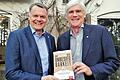 Die Autoren Andreas Krebs (61; links) und Paul Williams (58) stellten in der Deegenbergklinik ihr Sachbuch 'Die Illusion der Unbesiegbarkeit' vor       -  Die Autoren Andreas Krebs (61; links) und Paul Williams (58) stellten in der Deegenbergklinik ihr Sachbuch 'Die Illusion der Unbesiegbarkeit' vor