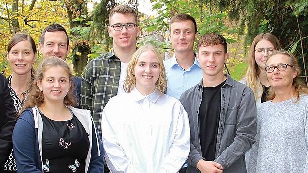 Bei Uponor konnten Personalleiter Guido Scharch (links) und Ausbildungsverantwortliche Nicole Ehrhardt (Zweite von links) zusammen mit Ausbildern und Betriebsrat jetzt bereits zum zweiten Mal in diesem Jahr jungen Menschen zur bestandenen Ausbildung gratulieren. Schon im Frühjahr hatte das Unternehmen vier ehemalige Azubis ins offizielle Berufsleben verabschiedet.