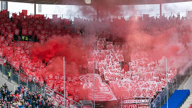 Aus der Bayern-Fankurve heraus wurde Hoffenheims Mäzen Dieter Hopp am Samstag verbal und auf Spruchbändern beleidigt. Aus der Bayern-Fankurve heraus wurde Hoffenheims Mäzen Dieter Hopp am Samstag verbal und auf Spruchbändern beleidigt. 