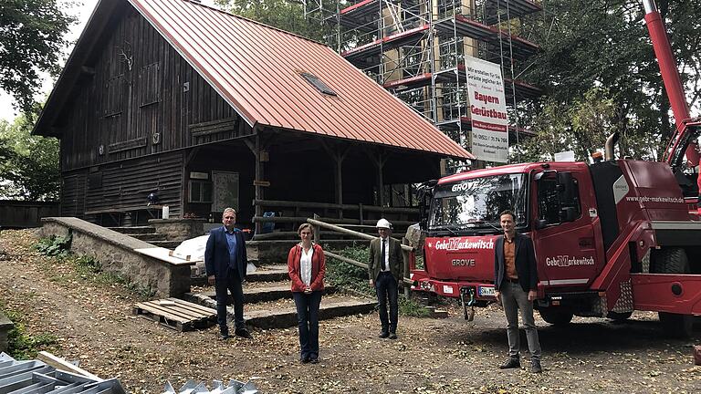 Der Neubau des Aussichtsturms auf dem Zabelstein ist angelaufen.&nbsp; Im Bild (von links) der Michelauer Bürgermeister Michael Wolf, Sandra Baritsch (Geschäftsführerin des Naturparks Steigerwald), Frank Hart (Leiter des Hochbauamts am Landratsamt Schweinfurt) und Landrat Florian Töpper.