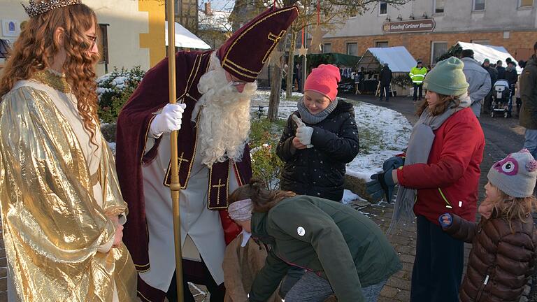 Für die Kleinsten gab es von St. Nikolaus kleine Geschenke. Für die Kleinsten gab es von St. Nikolaus kleine Geschenke.