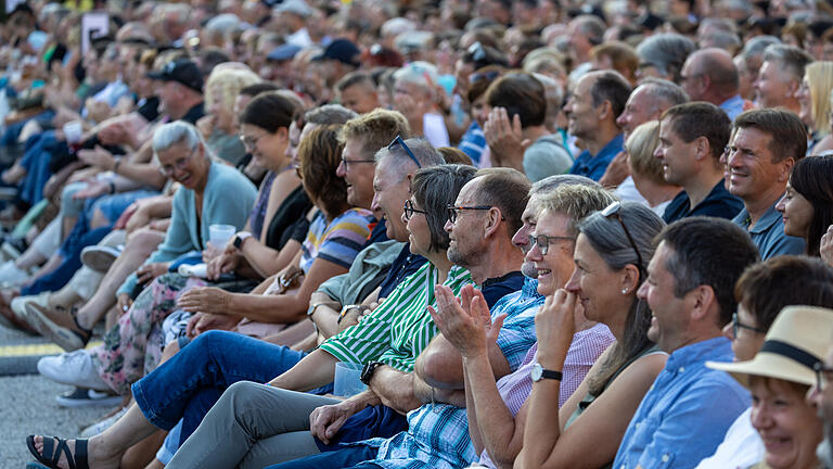 Impressionen: Martina Schwarzmann beim Rösler-Open-Air 2024 auf Schloss Eyrichshof.