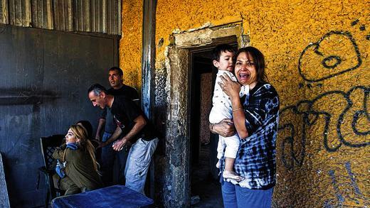 Angriffe aus der Luft: Israelis in der Stadt Kiriat Malachi, wo am Donnerstag drei Menschen durch eine palästinensische Rakete getötet wurden.