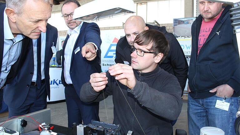 Die Hausmesse bei der Firma Ludwar Elektrobau in Gerolzhofen lockte viele Aussteller und Fachleute aus dem Bereich Energie und Elektronik an.  Foto: Andreas Stöckinger