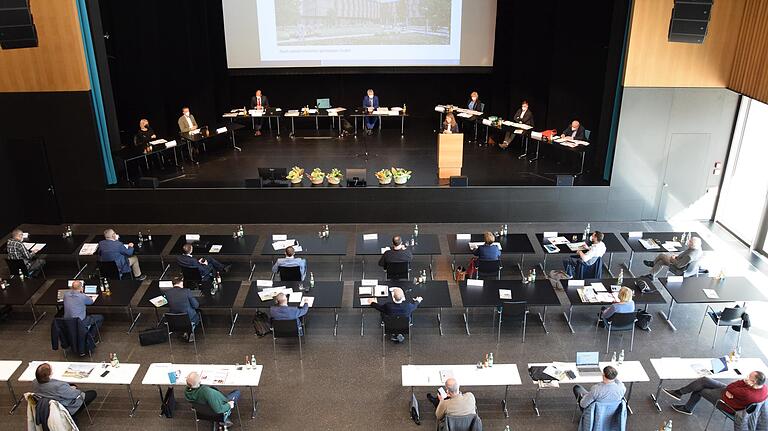 Bei der Einführung in den Masterplan fürs Klinikum Main-Spessart, waren die Kreisräte am Freitagvormittag noch in der Stadthalle präsent. Die Vorstellung der Top-Projekte am Nachmittag konnten sie - pandemiebedingt - nur am Bildschirm verfolgen, Bei der Einführung in den Masterplan fürs Klinikum Main-Spessart, waren die Kreisräte am Freitagvormittag noch in der Stadthalle präsent. Die Vorstellung der Top-Projekte am Nachmittag konnten sie - pandemiebedingt - nur am Bildschirm verfolgen,