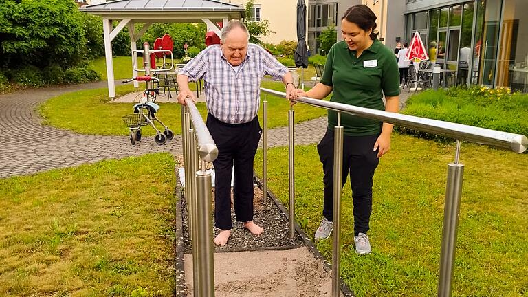 Der neue Barfußpfad des Alloheim Seniorenzentrums „Mainbrücke“. Der neue Barfußpfad des Alloheim Seniorenzentrums „Mainbrücke“.
