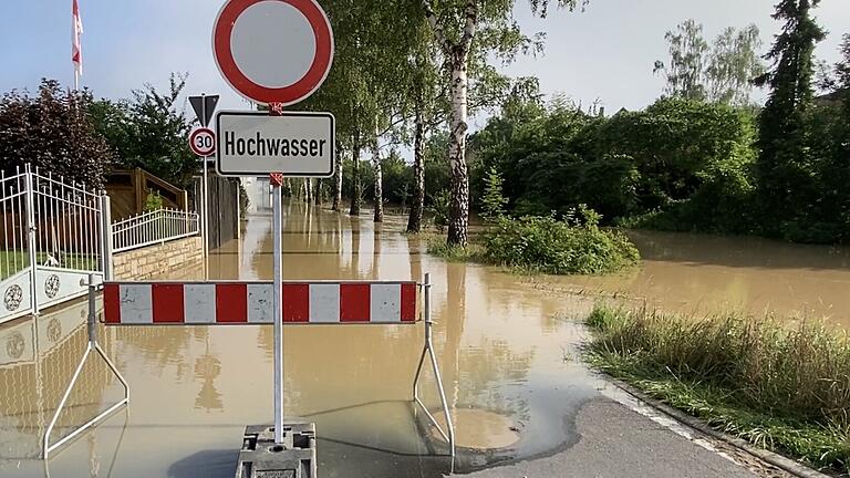 Am Samstagvormittag traf das Hochwasser des Volkachbachs auch die Ortschaft Zeilitzheim. Am Samstagvormittag traf das Hochwasser des Volkachbachs auch die Ortschaft Zeilitzheim.