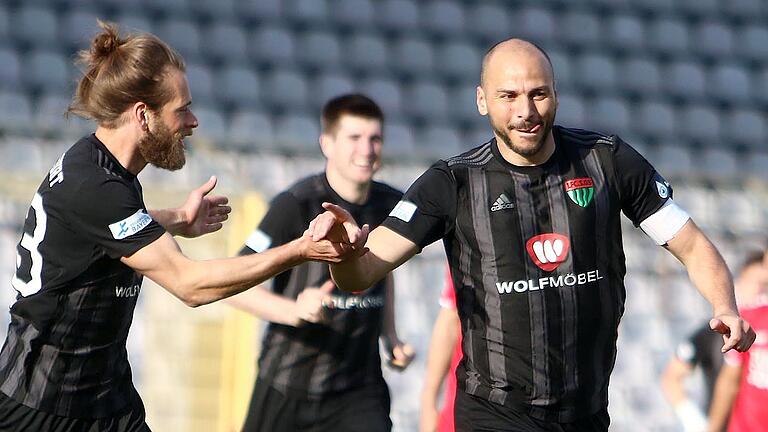 Jaaa! Der starke Schweinfurter Kristian Böhnlein bejubelt mit Torschütze Adam Jabiri (rechts) das 1:0 gegen Türkgücü München. Jaaa! Der starke Schweinfurter Kristian Böhnlein bejubelt mit Torschütze Adam Jabiri (rechts) das 1:0 gegen Türkgücü München.