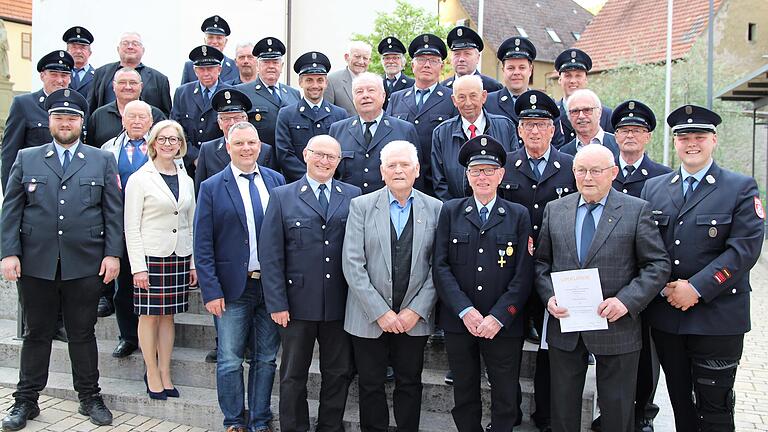 Eine Flut von Ehrungen gab es beim Festkommers aus Anlass des 150-jährigen Bestehens der Escherndorfer Feuerwehr. Unser Foto zeigt die Geehrten mit der stellvertretenden Landrätin Susanne Knof auf dem Dorfplatz vor der Kirche St. Johannes. Eine Flut von Ehrungen gab es beim Festkommers aus Anlass des 150-jährigen Bestehens der Escherndorfer Feuerwehr. Unser Foto zeigt die Geehrten mit der stellvertretenden Landrätin Susanne Knof auf dem Dorfplatz vor der Kirche St. Johannes.