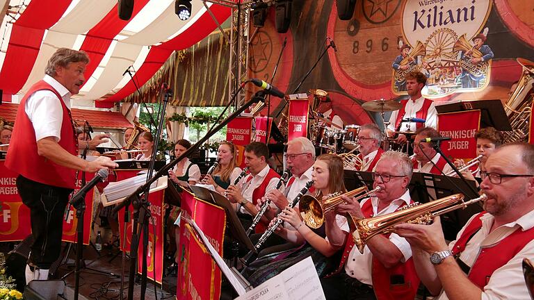 Die Fränkischen Jäger aus Gaubüttelbrunn waren eines der zwölf NBMB-Blasorchester, das bei den Tagen der Blasmusik im Kiliani-Festzelt musizierte. Die Fränkischen Jäger aus Gaubüttelbrunn waren eines der zwölf NBMB-Blasorchester, das bei den Tagen der Blasmusik im Kiliani-Festzelt musizierte.