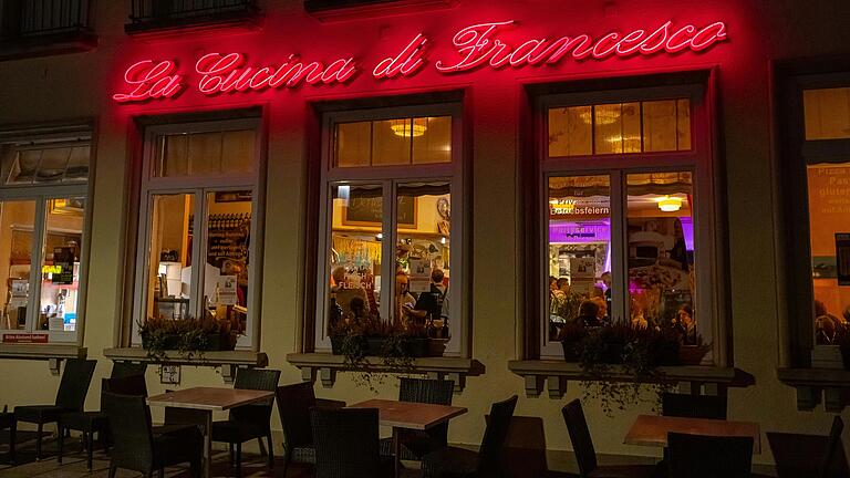 Die Pizzeria La Cucina di Francesco wird innerhalb der Betreiberfamilie an ein neues Führungstrio weitergegeben. Die Pizzeria La Cucina di Francesco wird innerhalb der Betreiberfamilie an ein neues Führungstrio weitergegeben.