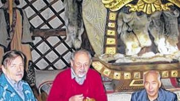 Einladung: Manfred Haas (Mitte) genießt mit Manfred Reisberg (links) die mongolische Gastfreundschaft. Einladung: Manfred Haas (Mitte) genießt mit Manfred Reisberg (links) die mongolische Gastfreundschaft.