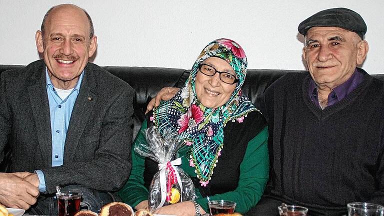 Premiere in Karlstadt: Zum ersten Mal geht Bürgermeister Paul Kruck (links) zu einem türkischstämmigen Ehepaar, um zur Goldenen Hochzeit zu gratulieren. Zayide und Ibrahim Yalcin sind seit 50 Jahren verheiratet. Gekannt haben sie sich nicht vor ihrem Hochzeitstag, sondern die Mutter des Bräutigams hat um die Hand der jungen Dame angehalten. Sie hatte sie bei einem Onkel gesehen. Die heute 73- und 63-jährigen Eheleute sind mit ihrem Leben zufrieden. Premiere in Karlstadt: Zum ersten Mal geht Bürgermeister Paul Kruck (links) zu einem türkischstämmigen Ehepaar, um zur Goldenen Hochzeit zu gratulieren. Zayide und Ibrahim Yalcin sind seit 50 Jahren verheiratet. Gekannt haben sie sich nicht vor ihrem Hochzeitstag, sondern die Mutter des Bräutigams hat um die Hand der jungen Dame angehalten. Sie hatte sie bei einem Onkel gesehen. Die heute 73- und 63-jährigen Eheleute sind mit ihrem Leben zufrieden.
