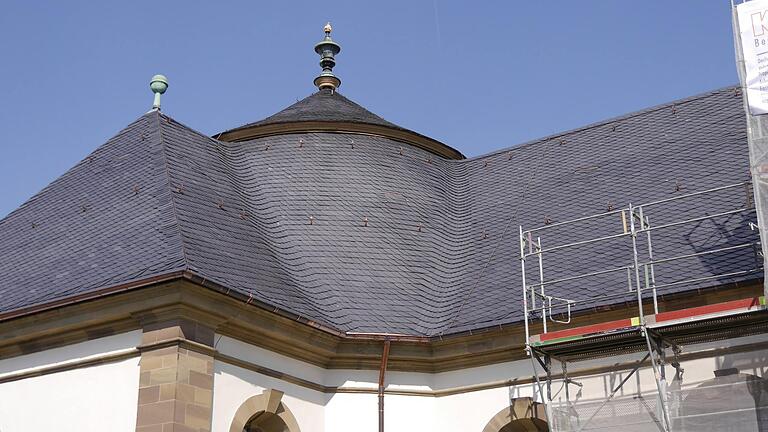 Die Kreuzkapelle in Etwashausen am 6. September 2021. Hier die Schwachstelle des früheren Daches: Der Übergang von der Kuppel auf die Satteldächer war undicht. In der Mitte sieht man auch ein neues, glänzendes Teil der Dachrinne, die ausgebessert und stellenweise erneuert wurde.