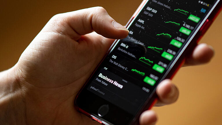 Short Selling_Aktien_Leerverkäufe.jpg       -  Wer sich mit Aktien beschäftigt, stolpert auch immer wieder über den Begriff 'Leerverkauf'. Was das genau ist, erfahren Sie im Artikel.