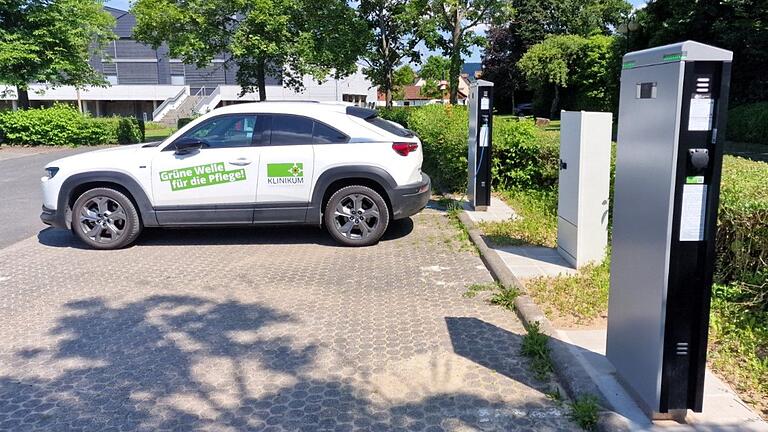 In den letzten Wochen konnte die Gemeinde Veitshöchheim mit einem Schlag deutlich die E-Ladeinfrastruktur mit vier Ladepunkten an den Mainfrankensälen (im Bild), zwei am Danziger Platz und zwei im Schenkenfeld ohne Eigenkapital ausbauen. Sie musste nur die Flächen zur Verfügung stellen. In den letzten Wochen konnte die Gemeinde Veitshöchheim mit einem Schlag deutlich die E-Ladeinfrastruktur mit vier Ladepunkten an den Mainfrankensälen (im Bild), zwei am Danziger Platz und zwei im Schenkenfeld ohne Eigenkapital ausbauen. Sie musste nur die Flächen zur Verfügung stellen.