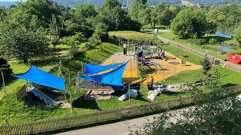 Auf dem Inklusionsspielplatz in Sendelbach wird aktuell der Bodenbelag ausgetauscht, weshalb der Spielplatz derzeit geschlossen ist.
