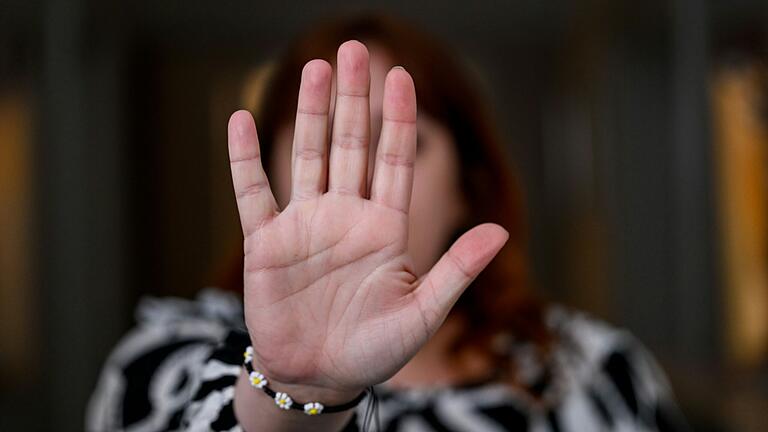 Eine Frau erhebt die Stimme: Sie wurde neun Jahre lang von einem Bekannten aus ihrem Dorf und zig Mittätern vergewaltigt, missbraucht und gefoltert. Eine Frau erhebt die Stimme: Sie wurde neun Jahre lang von einem Bekannten aus ihrem Dorf und zig Mittätern vergewaltigt, missbraucht und gefoltert.