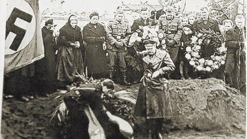 Mit zynischen Worten würdigt der Gauleiter die Opfer der Bombennacht in Grafenrheinfeld, die während einer Gedenkfeier beigesetzt wurden.