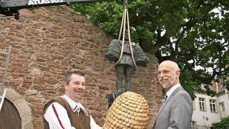 Der Peter-Heil-Brunnen am Eisenstädter Platz ist wieder komplett und in Betrieb. Oberbürgermeister Kay Blankenburg und Christan Kessler erinnerten am Freitag auch an den geschichtlichen Hintergrund. Foto: pz - Der Peter-Heil-Brunnen am Eisenstädter Platz ist wieder komplett und in Betrieb. Oberbürgermeister Kay Blankenburg und Christan Kessler erinnerten am Freitag auch an den geschichtlichen Hintergrund. Foto: pz Der Peter-Heil-Brunnen am Eisenstädter Platz ist wieder komplett und in Betrieb. Oberbürgermeister Kay Blankenburg und Christan Kessler erinnerten am Freitag auch an den geschichtlichen Hintergrund. Foto: pz - Der Peter-Heil-Brunnen am Eisenstädter Platz ist wieder komplett und in Betrieb. Oberbürgermeister Kay Blankenburg und Christan Kessler erinnerten am Freitag auch an den geschichtlichen Hintergrund. Foto: pz