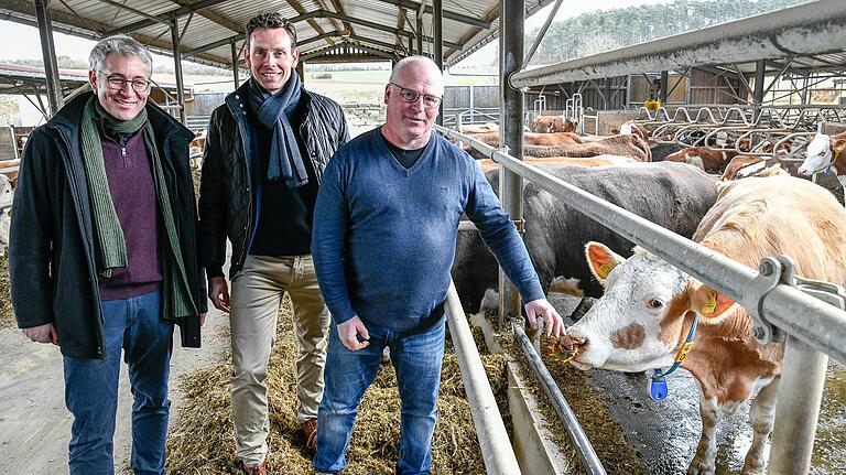 Premium-Bio beim Discounter? 'Am Anfang war Lidl Feindbild' - Bioland-Präsident Jan Plagge (von links) und Jan Bock, Geschäftsleiter Einkauf bei Lidl Deutschland, präsentieren ihre Kooperation auf dem Hof von Bioland-Landwirt Ralf Bund. Premium-Bio beim Discounter? 'Am Anfang war Lidl Feindbild' - Bioland-Präsident Jan Plagge (von links) und Jan Bock, Geschäftsleiter Einkauf bei Lidl Deutschland, präsentieren ihre Kooperation auf dem Hof von Bioland-Landwirt Ralf Bund.